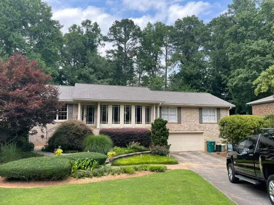 A North Georgia ranch home with a shingle roof ready for a free roof inspection by Platinum Roofing