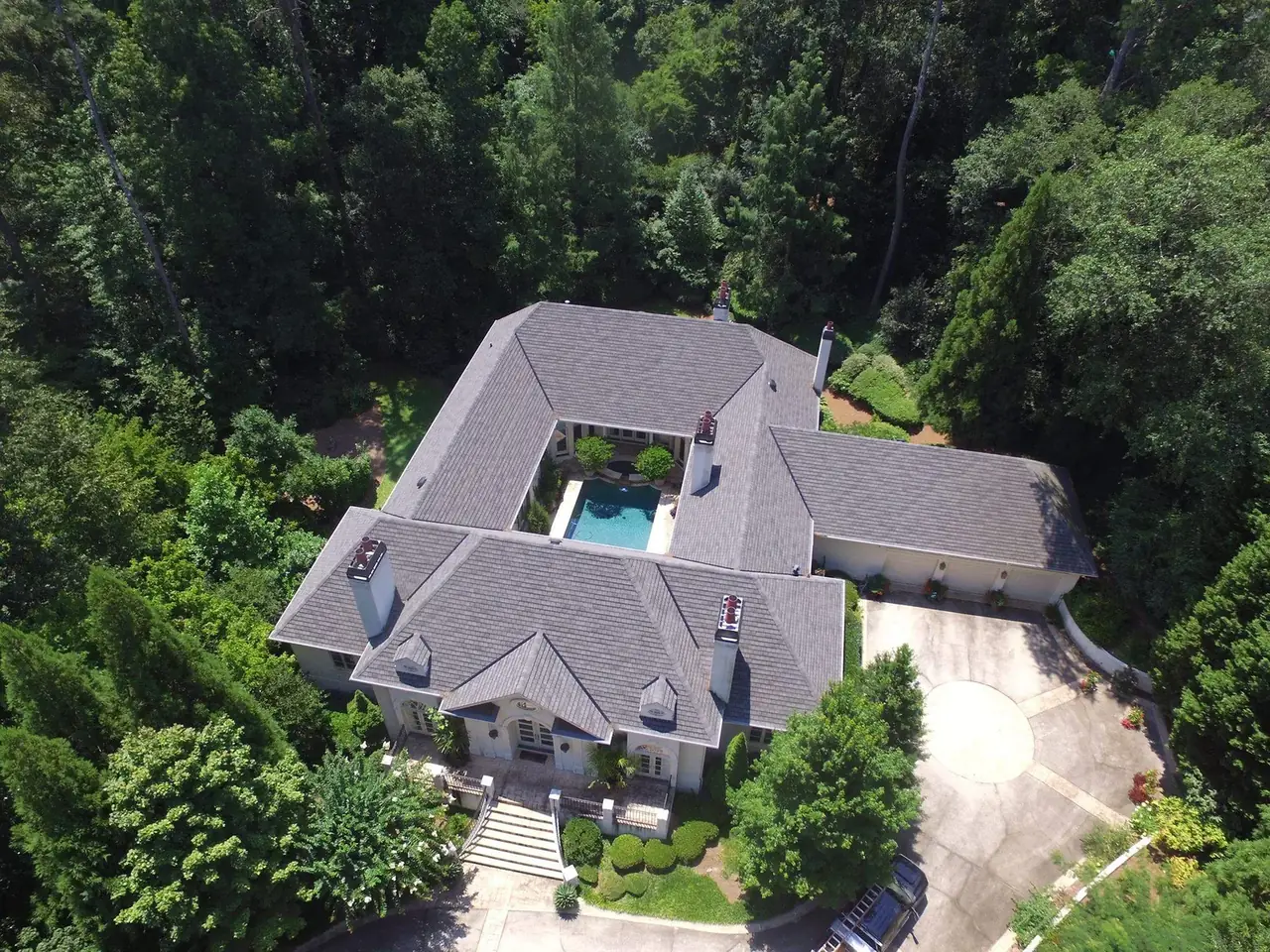 Worn roof replaced with new shingles on a North Georgia home